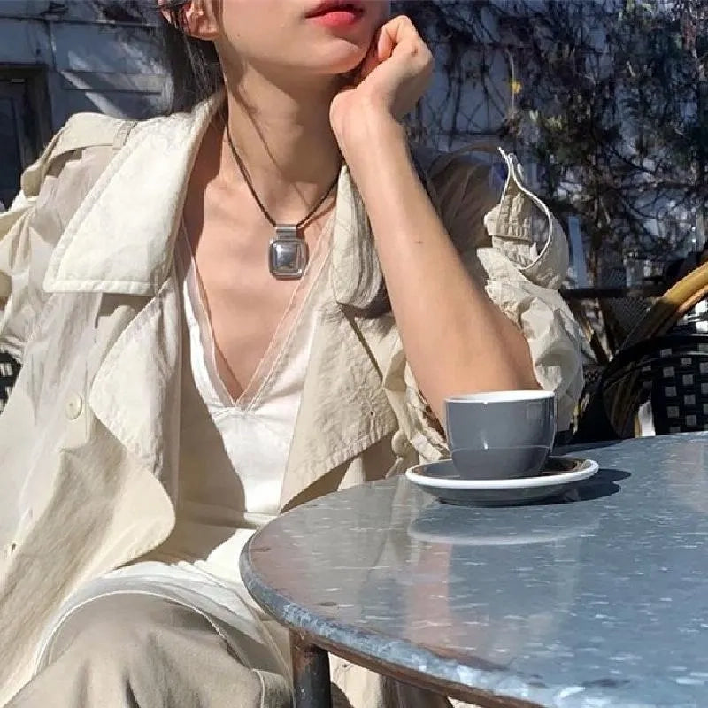 Collana con pendente quadrato in metallo nero, realizzata a mano: decorazione con perline.