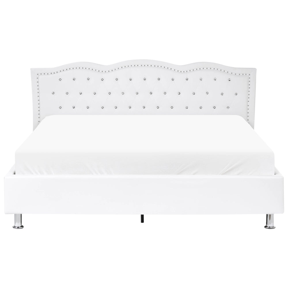 Letto 180 x 200 cm Struttura imbottita in ecopelle bianca con testiera con Bottoni in cristallo Poggiatesta