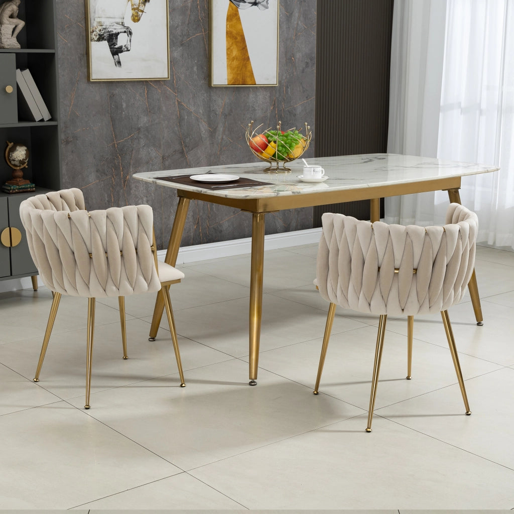 Sedia imbottita in velluto color avorio con gambe in metallo dorato, design curvo e struttura stabile