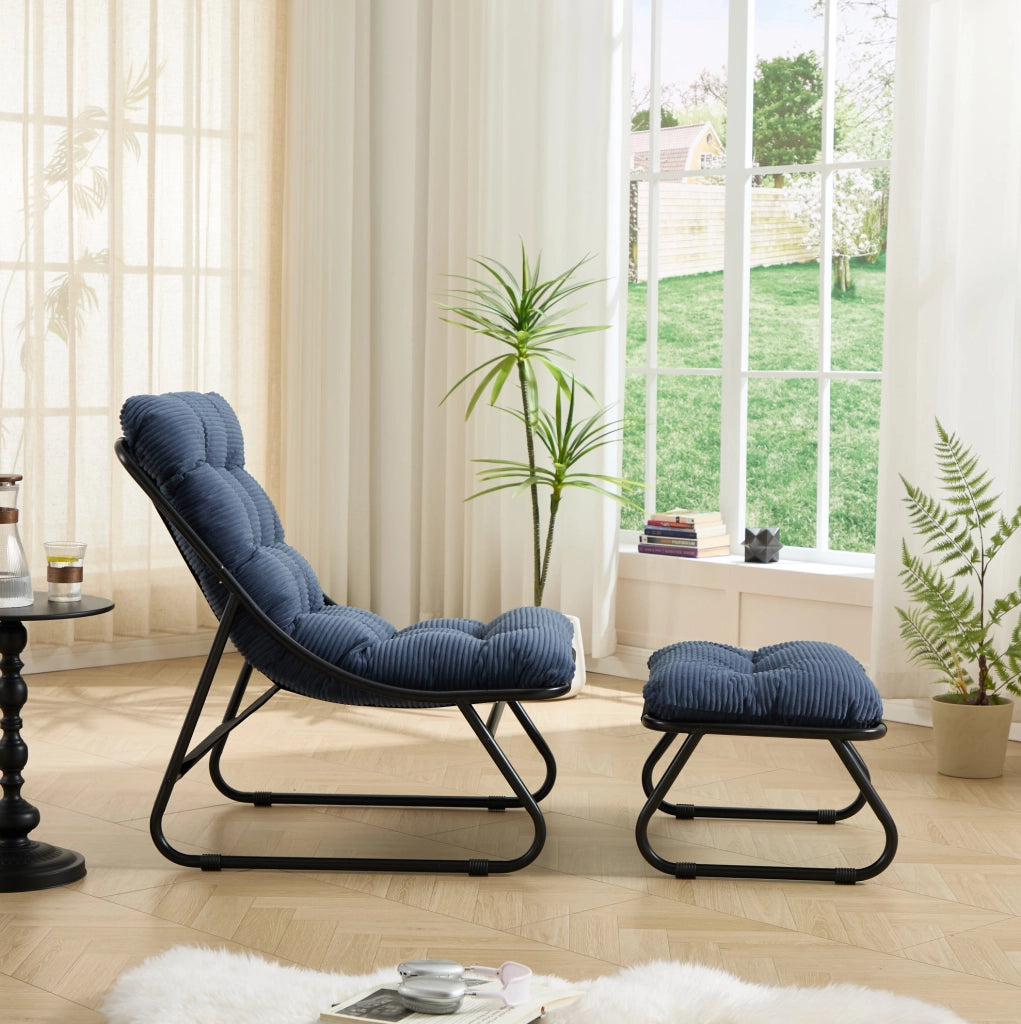 Poltrona lounge da esterno con pouf, struttura nera e cuscino blu navy
