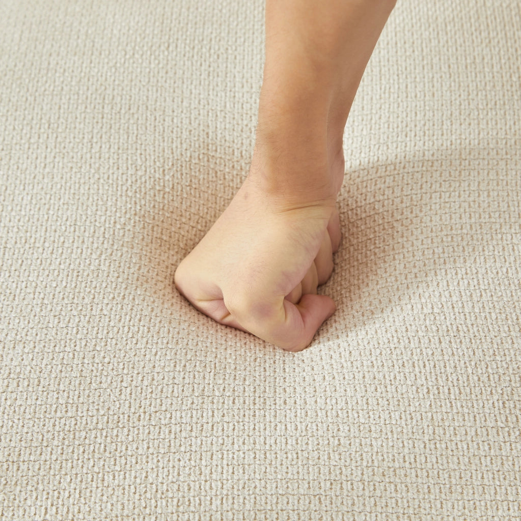 Set di 2 sedie da pranzo con braccioli; tessuto beige; struttura nera con dettagli dorati