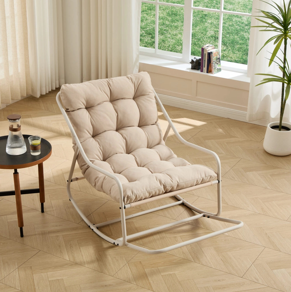 Sedia a dondolo da esterno beige con cuscino e poggiapiedi