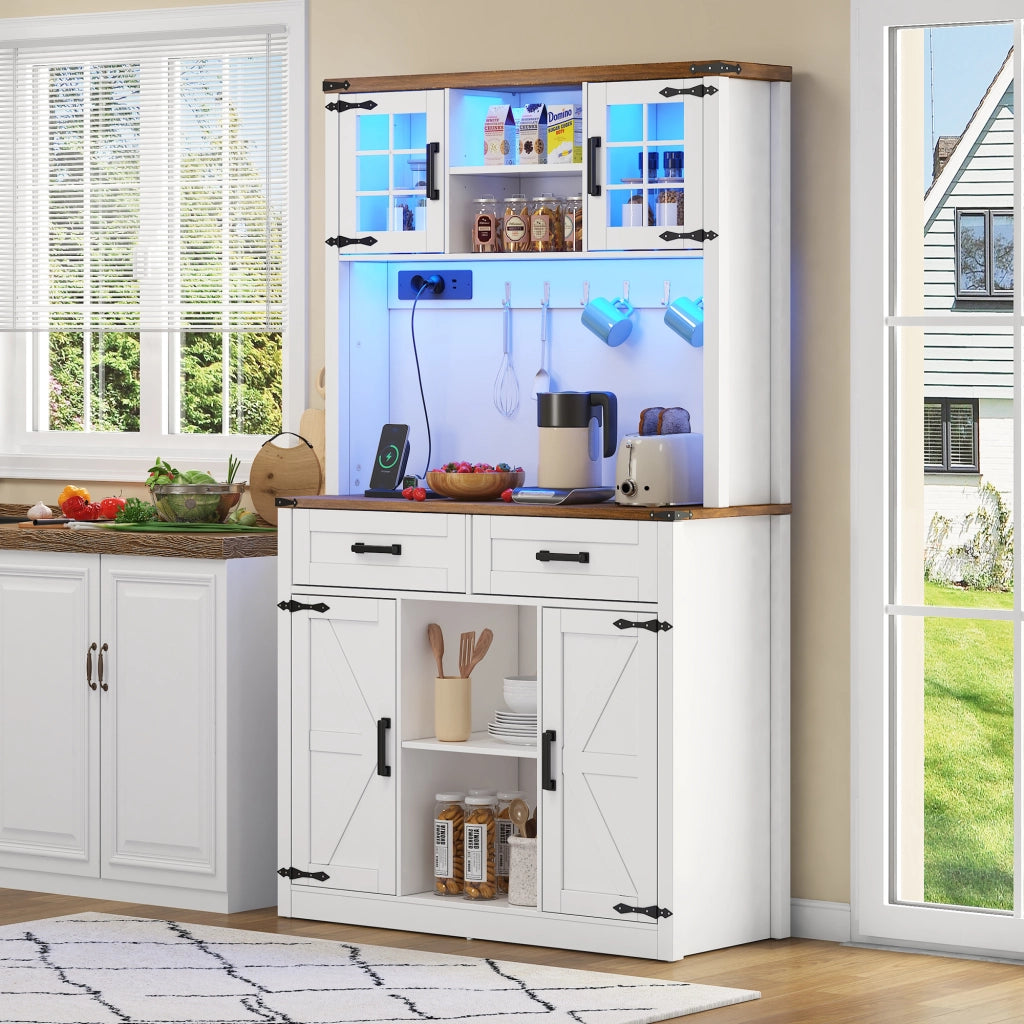 Credenza bar con LED e prese, mobile buffet con ante effetto fienile, ripiani regolabili, marrone e bianco