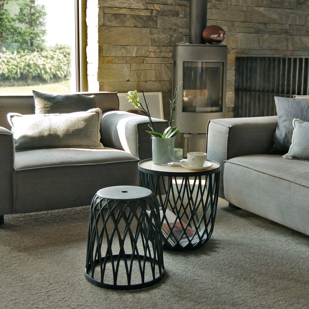 UNIQUBO SET CON 2 SEDUTE TRAFORATE E TAVOLO NATURALE 44,7 X 44,7 X H45 CM