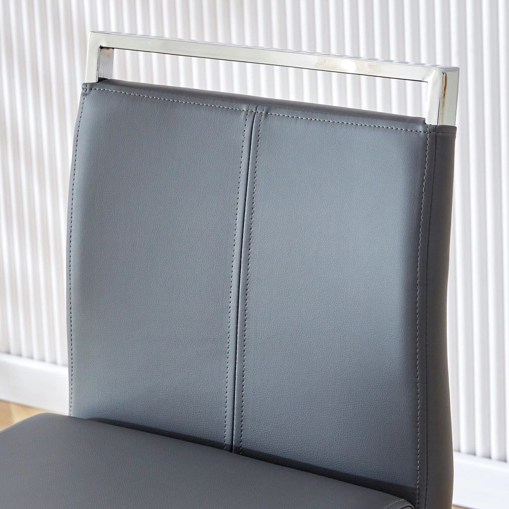Sedia da bar con schienale e poggiapiedi; set da 2; gambe in metallo argentato; per cucina e soggiorno; 61.5 × 32.0 × 43.0 cm