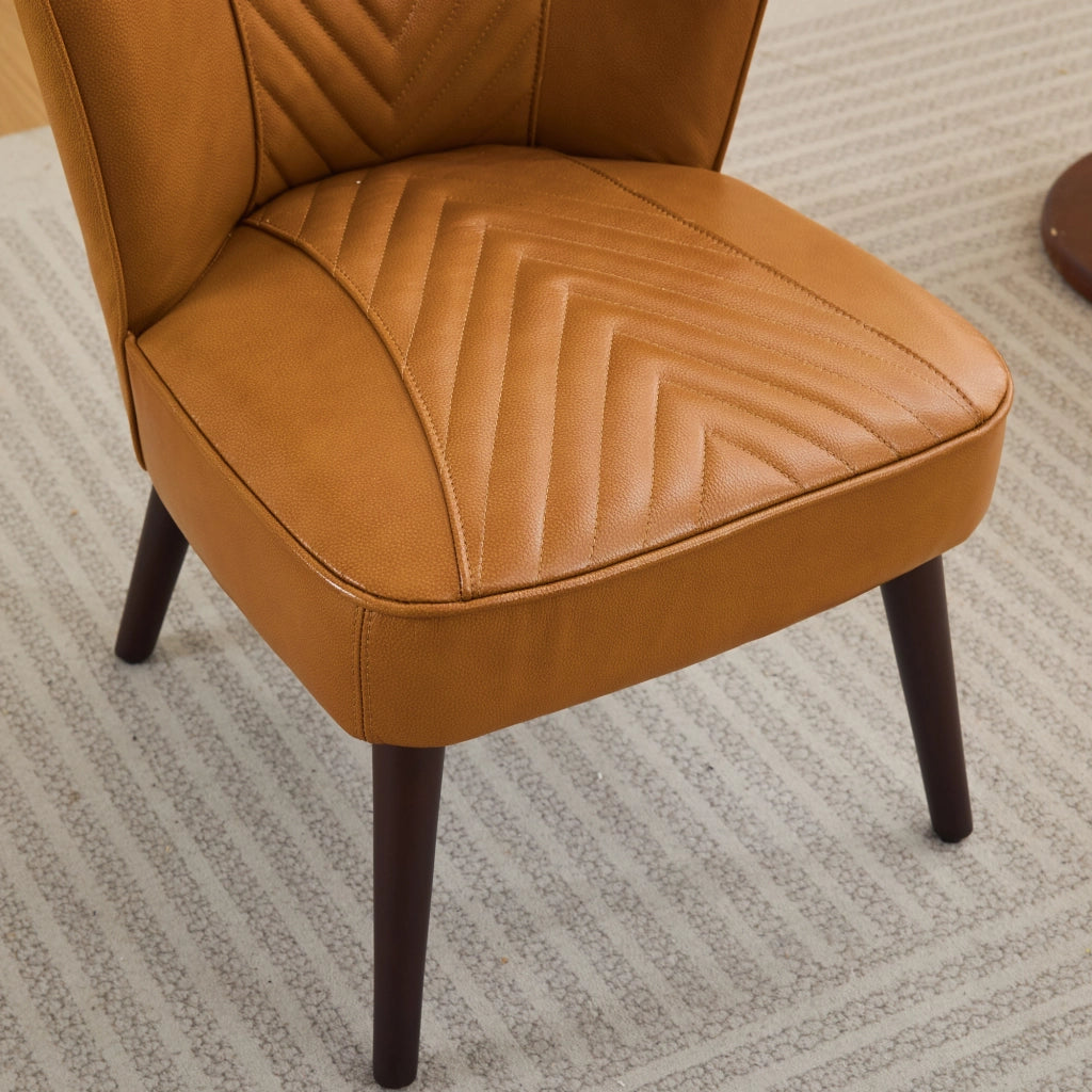 Poltrona lounge in pelle con cuciture diagonali e base in legno, senza braccioli, moderna per interni, marrone chiaro