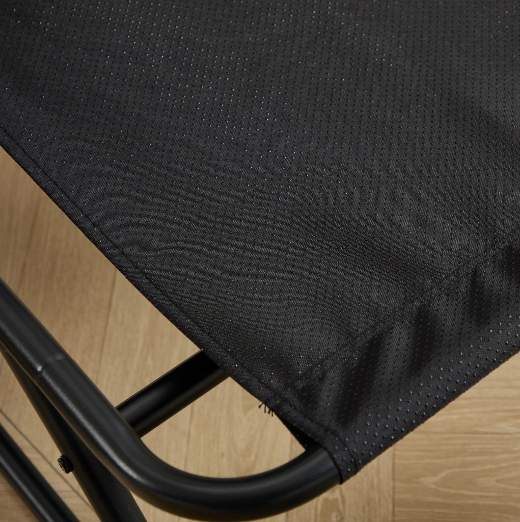 Poltrona lounge da esterno con pouf, struttura nera e cuscino blu navy