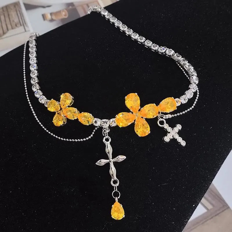 Collana con ciondolo a croce e fiore in zirconi gialli: gioiello fatto a mano con perline.