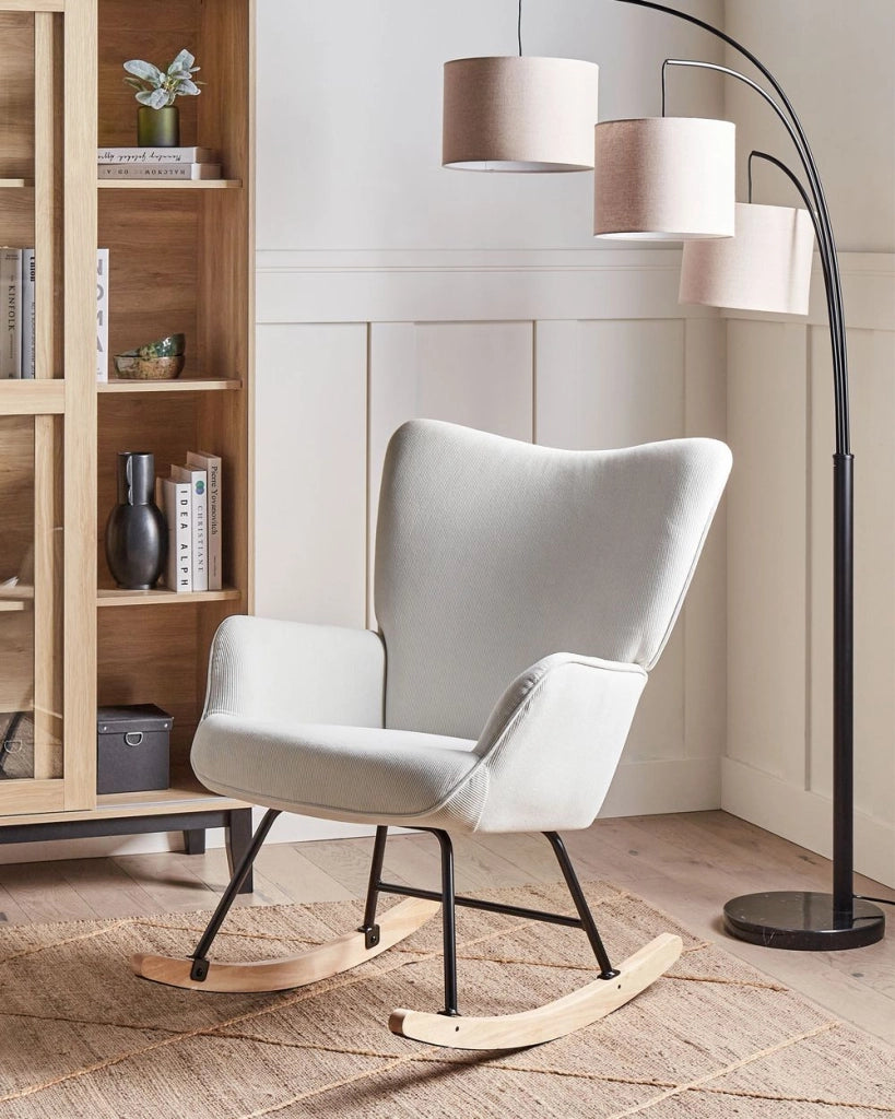 Poltrona a dondolo Bianco sporco Jumbo Corda Tappezzeria Metallo Gambe nere Confortevole Ampio schienale e braccioli Soggiorno Camera da letto