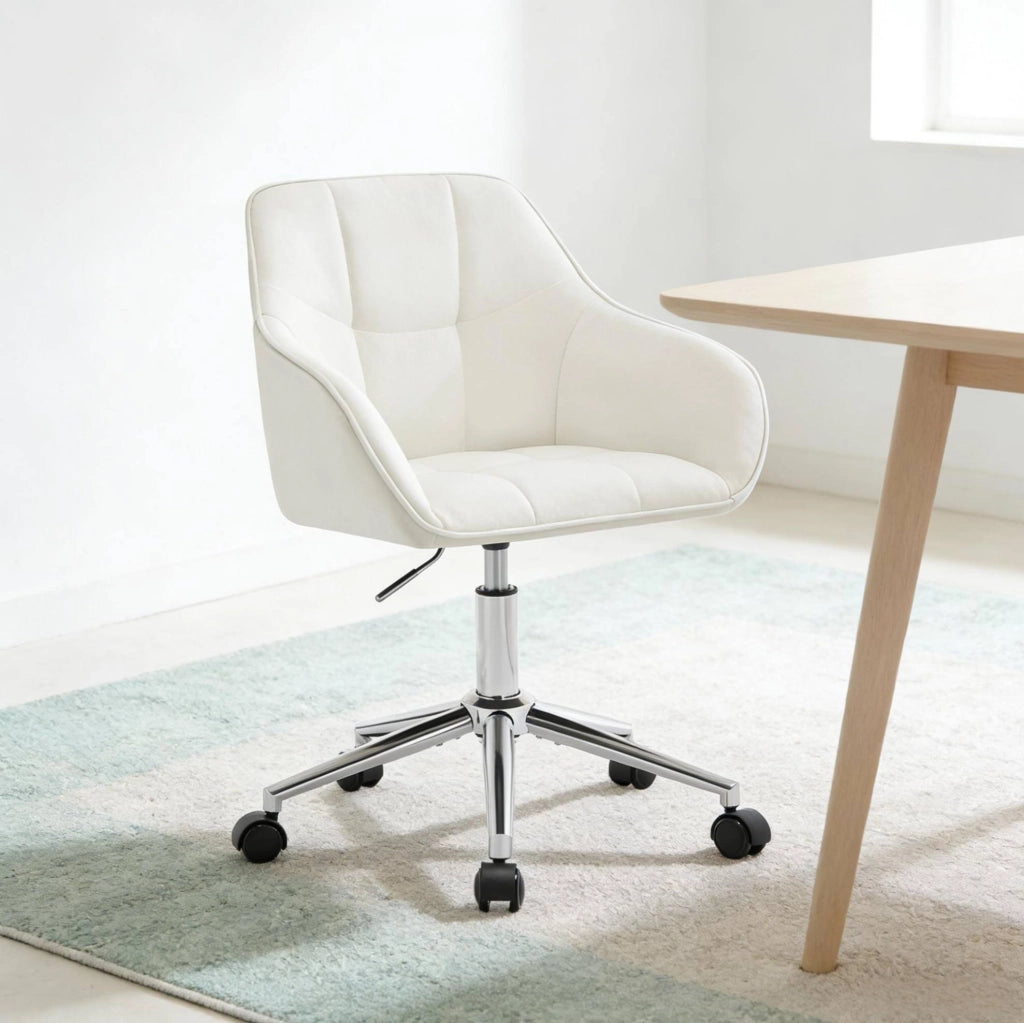 Sedia da ufficio ergonomica in velluto crema con braccioli e ruote