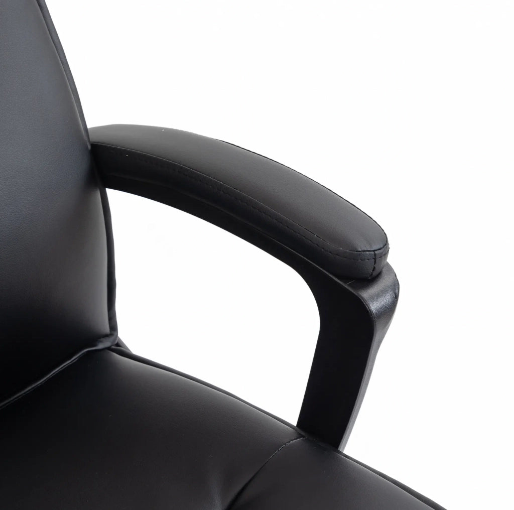 Sedia da ufficio ergonomica nera in poliuretano con schienale alto e altezza regolabile