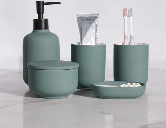 Set di accessori da bagno – Bagno in stile lussuoso – Accessori da bagno – Sostenibile 

Modello: 12345 
Codice prodotto: ABCD1234 
Materiali: Acciaio inossidabile, vetro, legno 
Dimensioni: 20 x 15 x 10 cm 
Peso: 1,5 kg