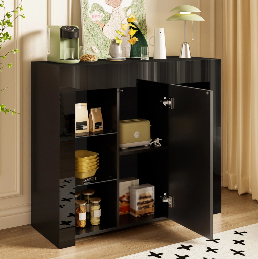 Buffet 95x35x83 cm con ripiani in vetro e anta; frontale lucido in pannello truciolare nero