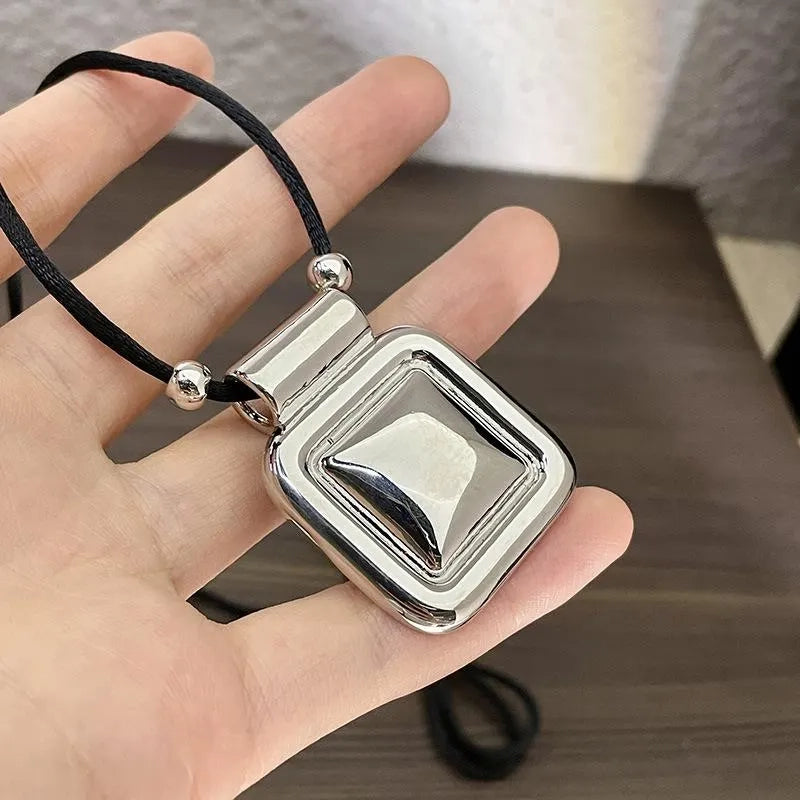 Collana con pendente quadrato in metallo nero, realizzata a mano: decorazione con perline.
