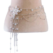 Cintura da donna con catena a croce e fiore di perla e nappe di perline.