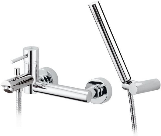 Rubinetto suvi esterno vasca dotato di kit doccia, design tondeggiante raffinato e minimale.