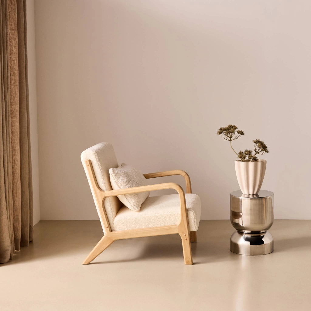 Poltrona scandinava in legno e tessuto bouclé, crema