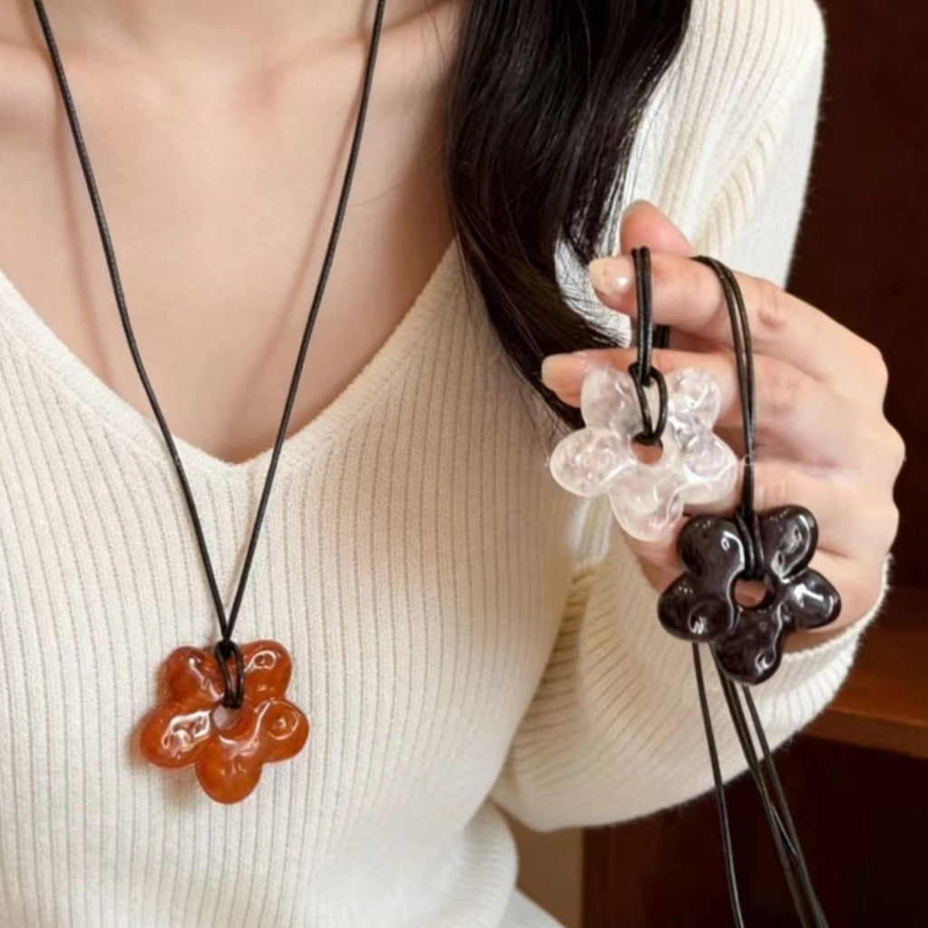 Semplice collana lunga floreale dal tocco sofisticato, caratterizzata da un esclusivo design a petali traforati.