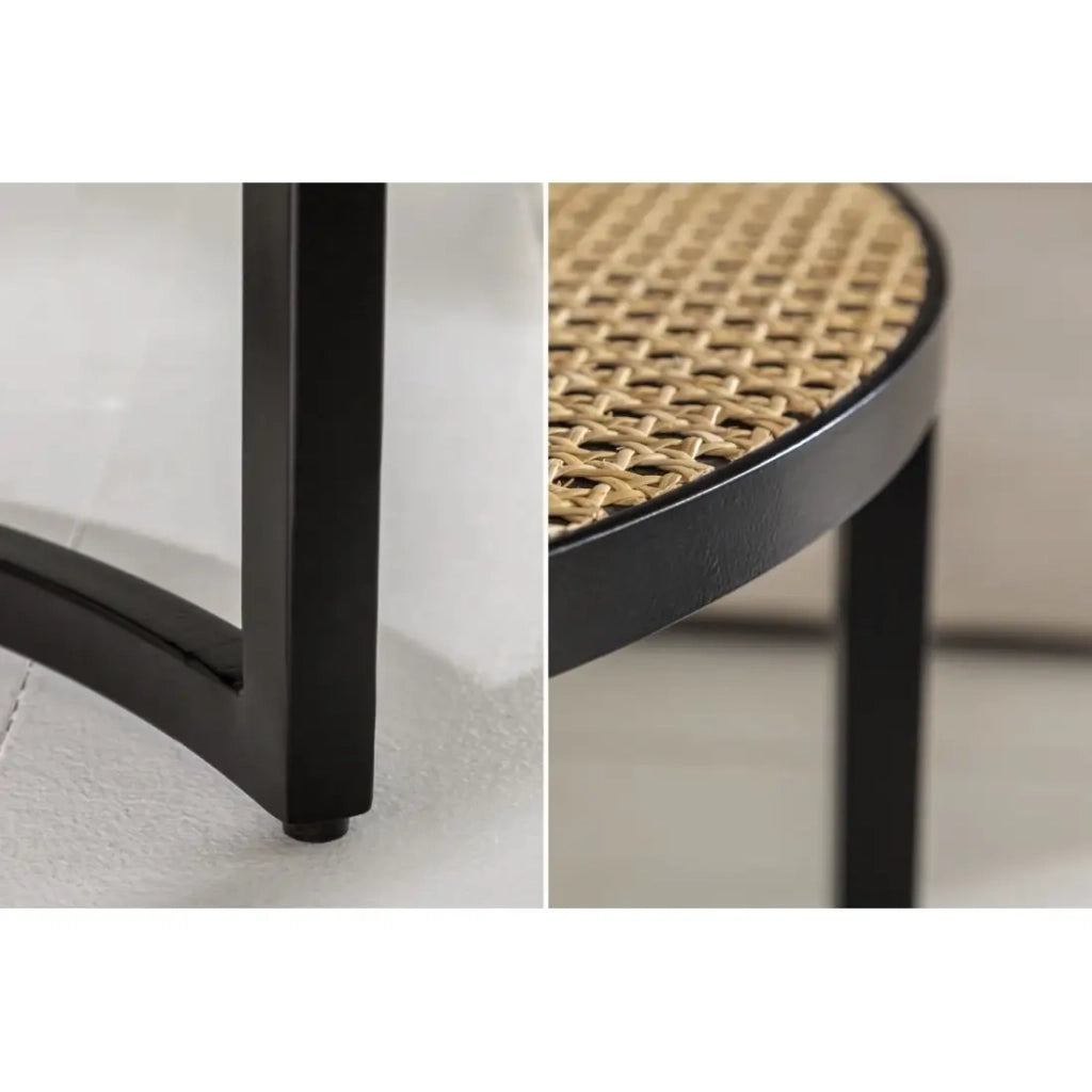 Tavolini impilabili KANEVIA rotondi in legno di mango massiccio, rattan e metallo nero