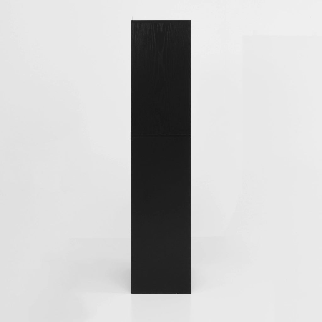 Libreria moderna con vano aperto, ante e cassetti in truciolato nero e bianco per casa 60 × 35 × 160 cm
