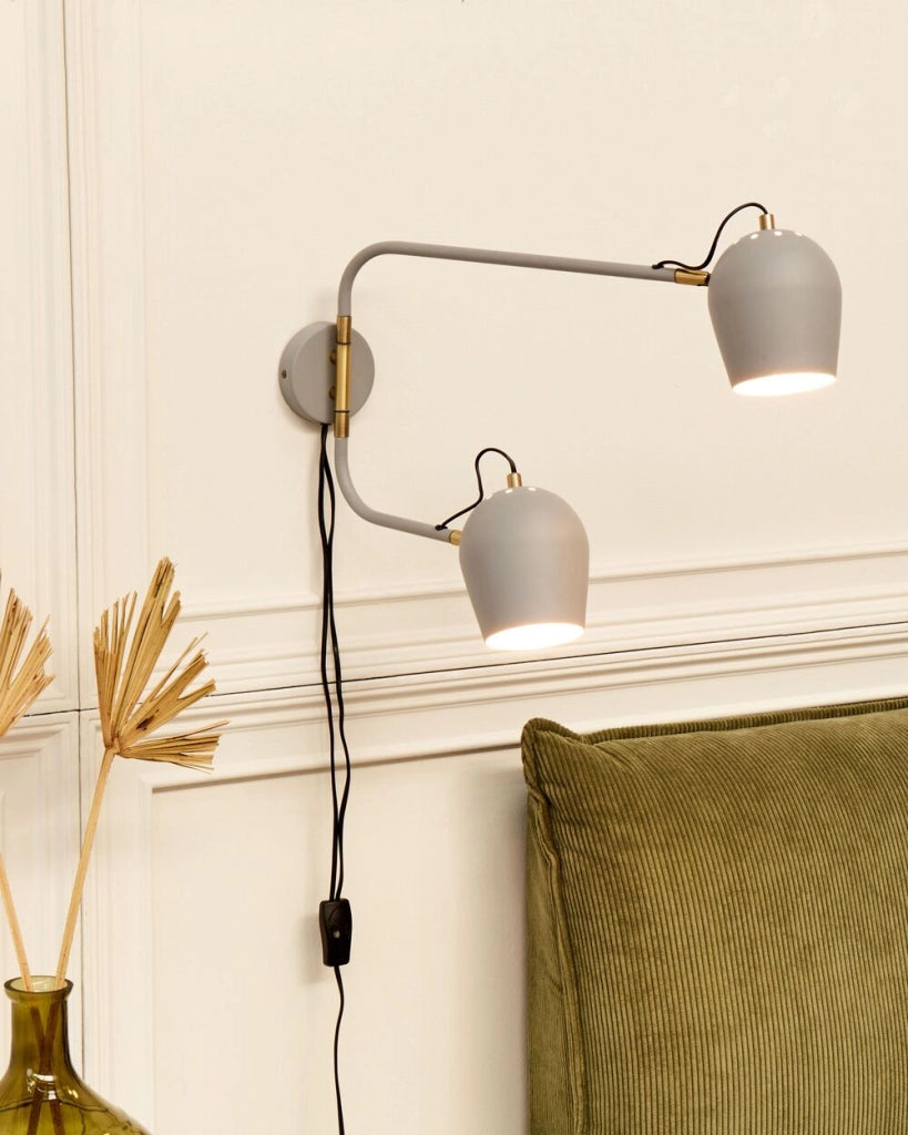 Lampada da parete moderna con 2 paralumi rotondi in metallo con bracci regolabili grigio chiaro look moderno glamour elegante