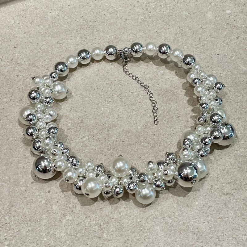 Collana a blocchi di colore fatta a mano con perle e perline rotonde, regalo di Natale o compleanno.