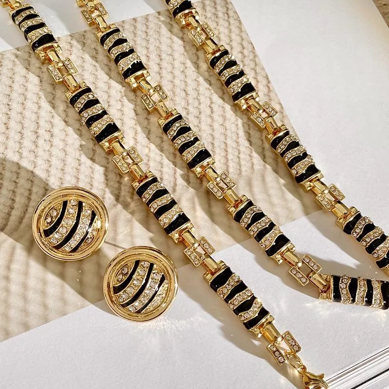 Set di gioielli con perline di semi di zebra nera: collana, orecchini e bracciale fatti a mano.