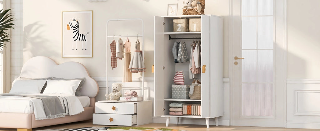 Scaffale a doppia porta con ampi vani interni, maniglie a forma di cartone e piedini rialzati in MDF bianco