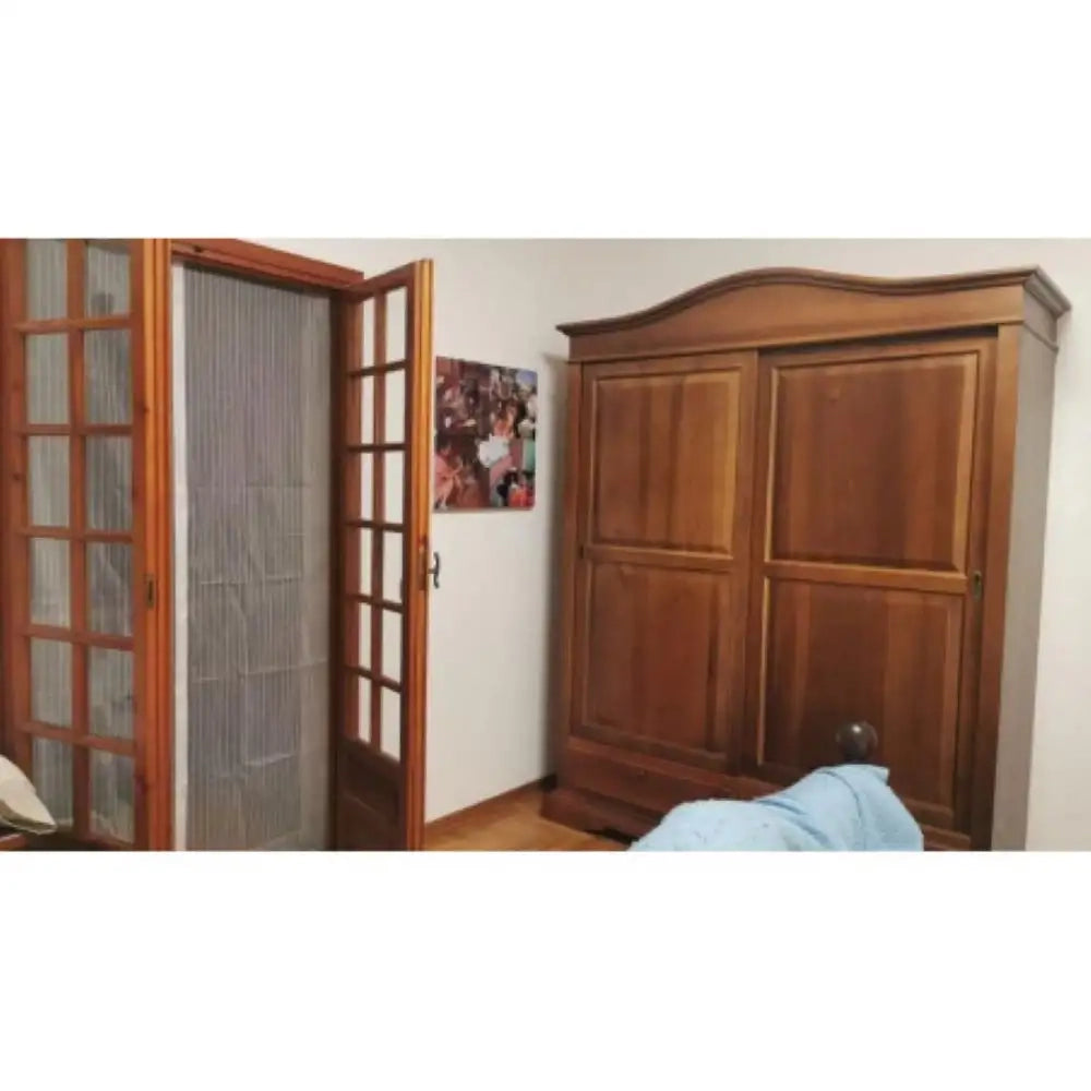 Armadio appendiabiti con bastone e 2 ante scorrevoli 2 cassetti arte povera, in legno massello e mdf con rifinitura noce 180x67x226 H