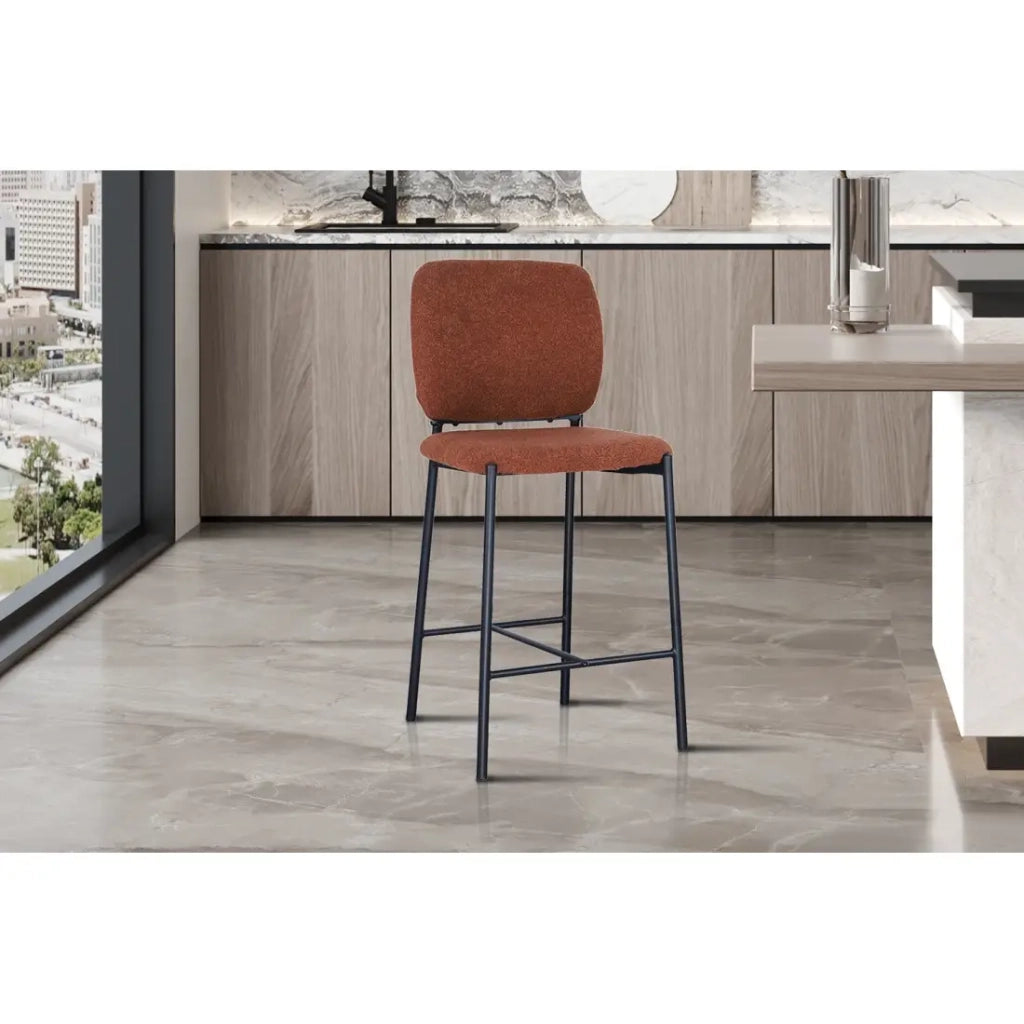 Sedia da bancone RITA – Tessuto marrone ruggine – Gambe in metallo nero – Altezza 99 cm – Stile design/industriale