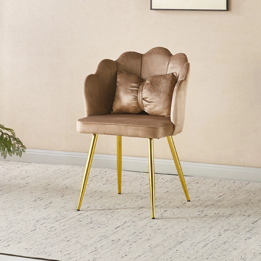 Poltroncina Elegante in Velluto con Schienale a Conchiglia, Cuscino e Gambe in Acciaio, Sedia Imbottita elegante Tortora