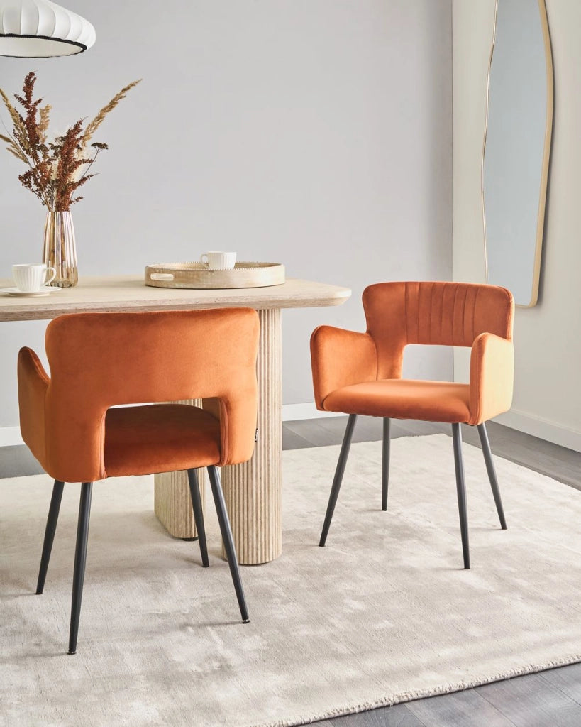 Set di 2 sedie da pranzo velluto arancione braccioli schienale intagliato gambe in metallo moderna industriale