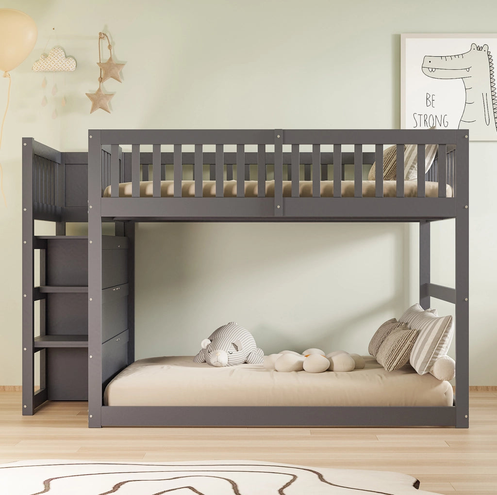 Letto a castello basso 140 x 200 cm grigio con scala e cassetti