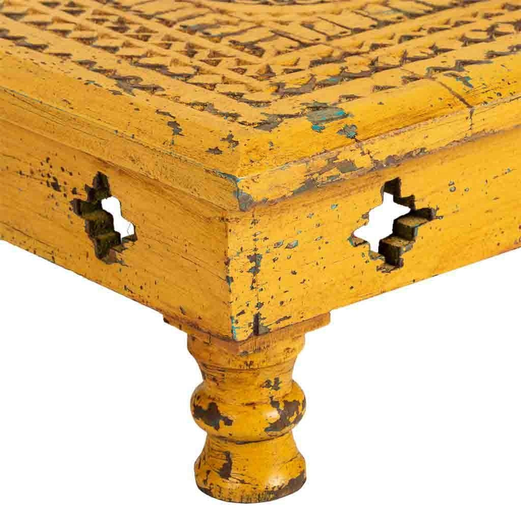 Tavolino in legno intagliato giallo 33x33x14h
