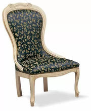 Poltrona imbottita shabby in legno massello intagliata con fregi