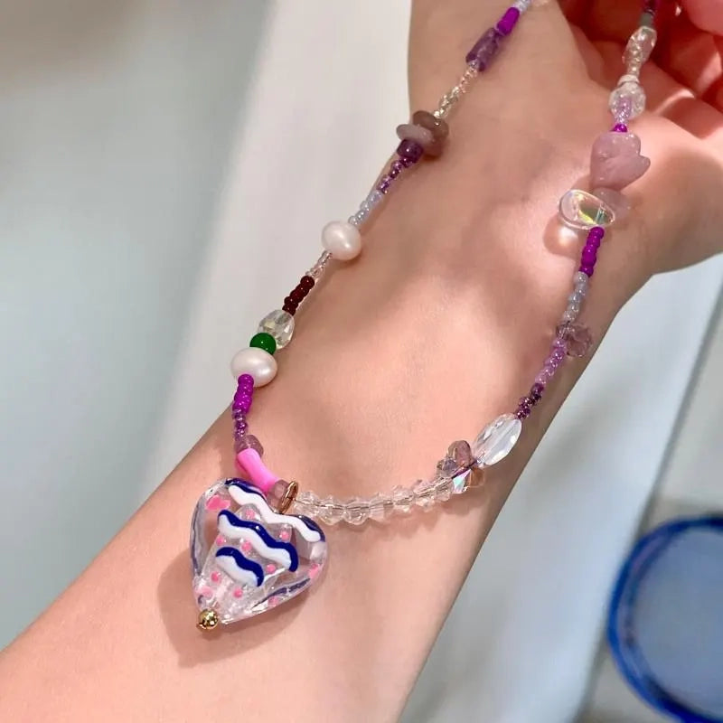 Collana a forma di cuore con perline di vetro: gioielli fatti a mano rosa e viola
