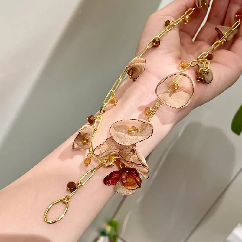 Collana vintage con fiore di cristallo marrone: gioiello fatto a mano con perline