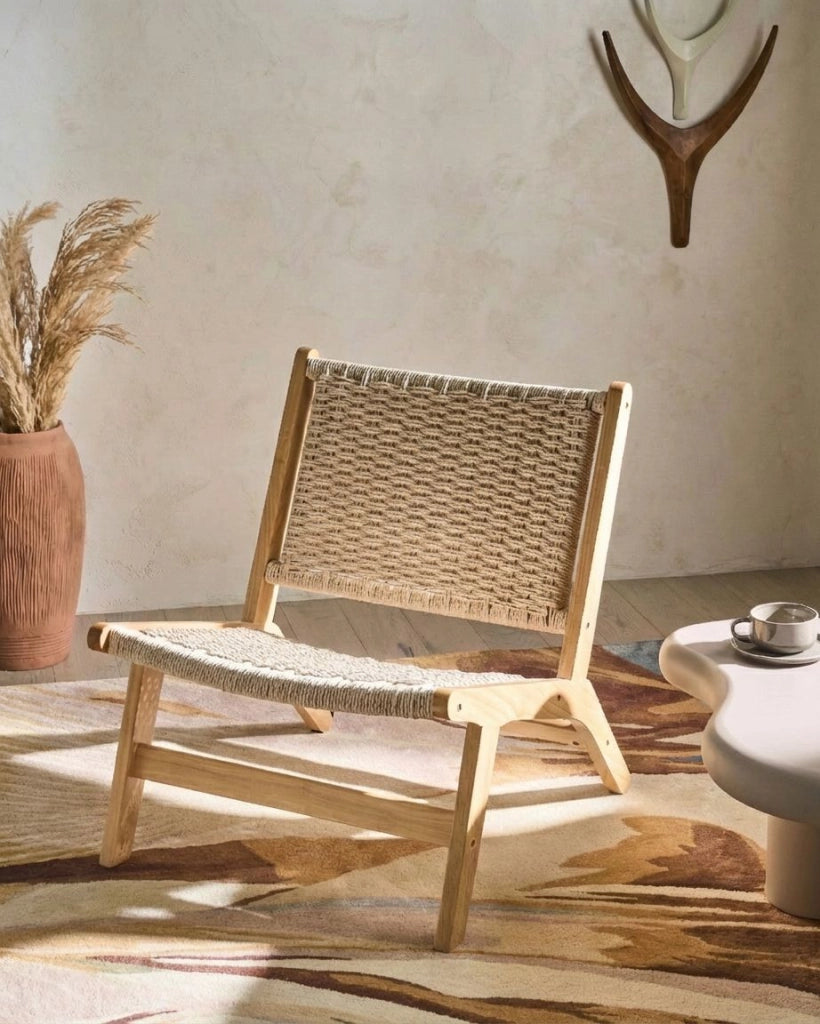 Poltrona marrone chiaro in legno di gomma con seduta intrecciata in corda di carta, stile boho, sala da pranzo