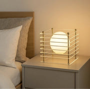Lampada da tavolo di design con sfera opalina e struttura trasparente oro stile moderno contemporaneo, attacco G9 per casa e locali di interni