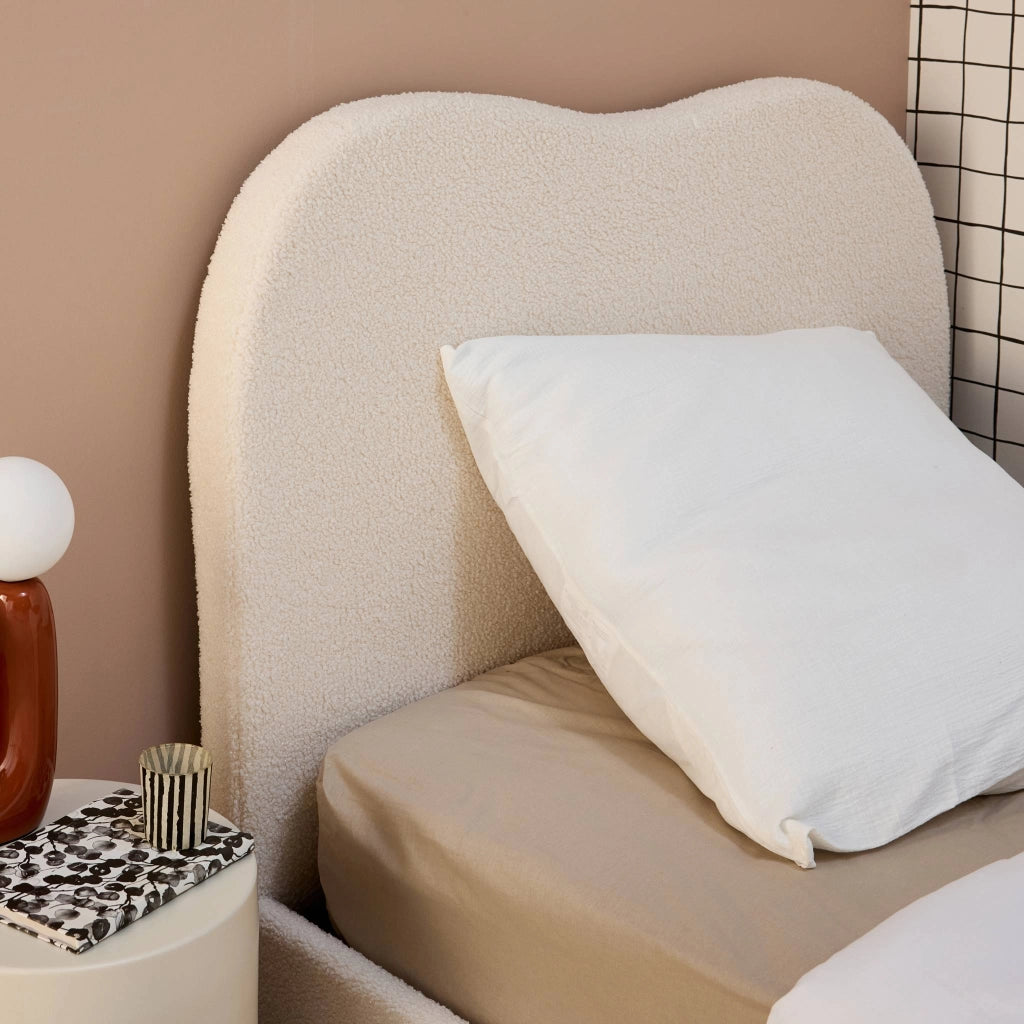 Letto con rete a doghe e testiera, bianco con finitura bouclé, bianco