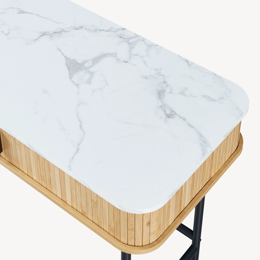 Tavolo Consolle Tvedestrand con Scomparti Chiusi in Bambù - Effetto Marmo Bianco / Colore Legno [en.casa]
