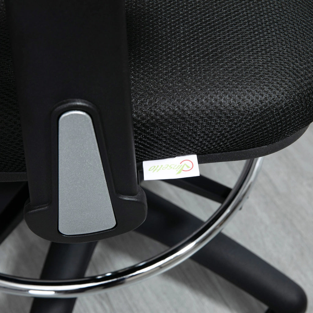 Sedia da ufficio ergonomica in rete con poggiapiedi regolabile e braccioli ribaltabili in poliestere nero