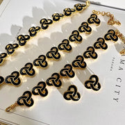 Set di collana vintage fatta a mano con smalto nero e oro e fiori dallo stile retr¨° esagerato e audace.