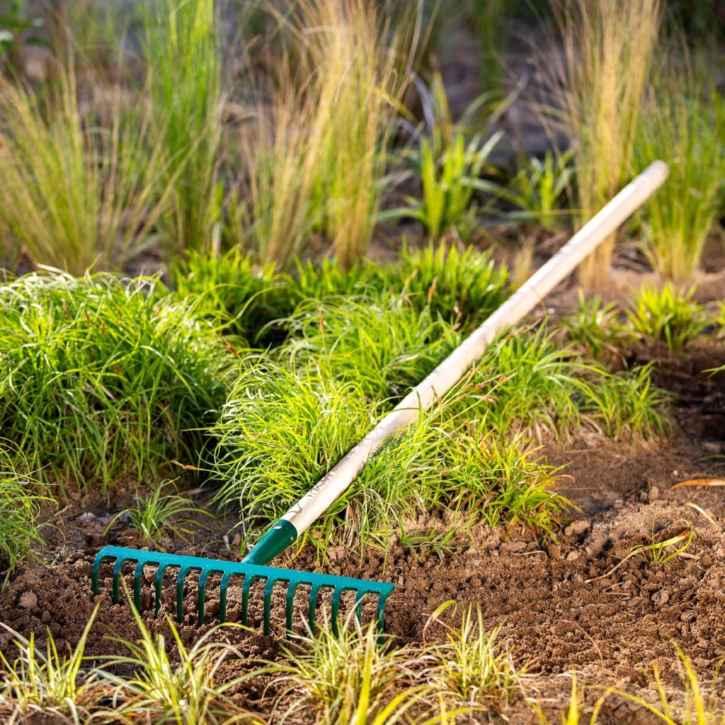 Rastrello per foglie KADAX per giardino, con manico in legno, lunghezza 138 cm, 14 denti, robusto.