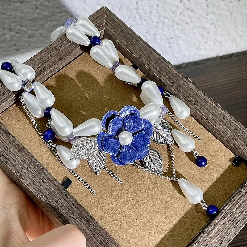 Collana fatta a mano con fiore blu e perla e nappa, regalo di Natale o di compleanno.