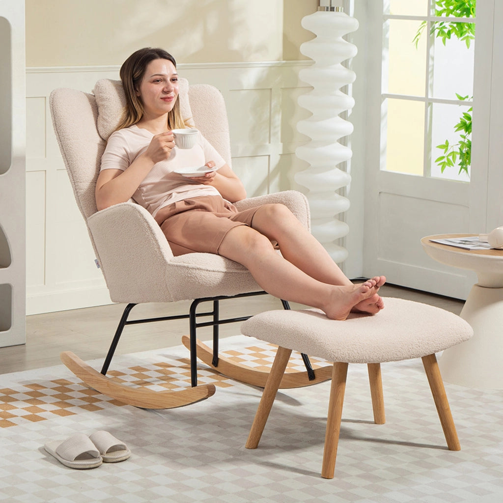 Poltrona dondolo con poggiapiedi ¨C Xylo ¨C tessuto fleece beige, gambe legno, schienale alto