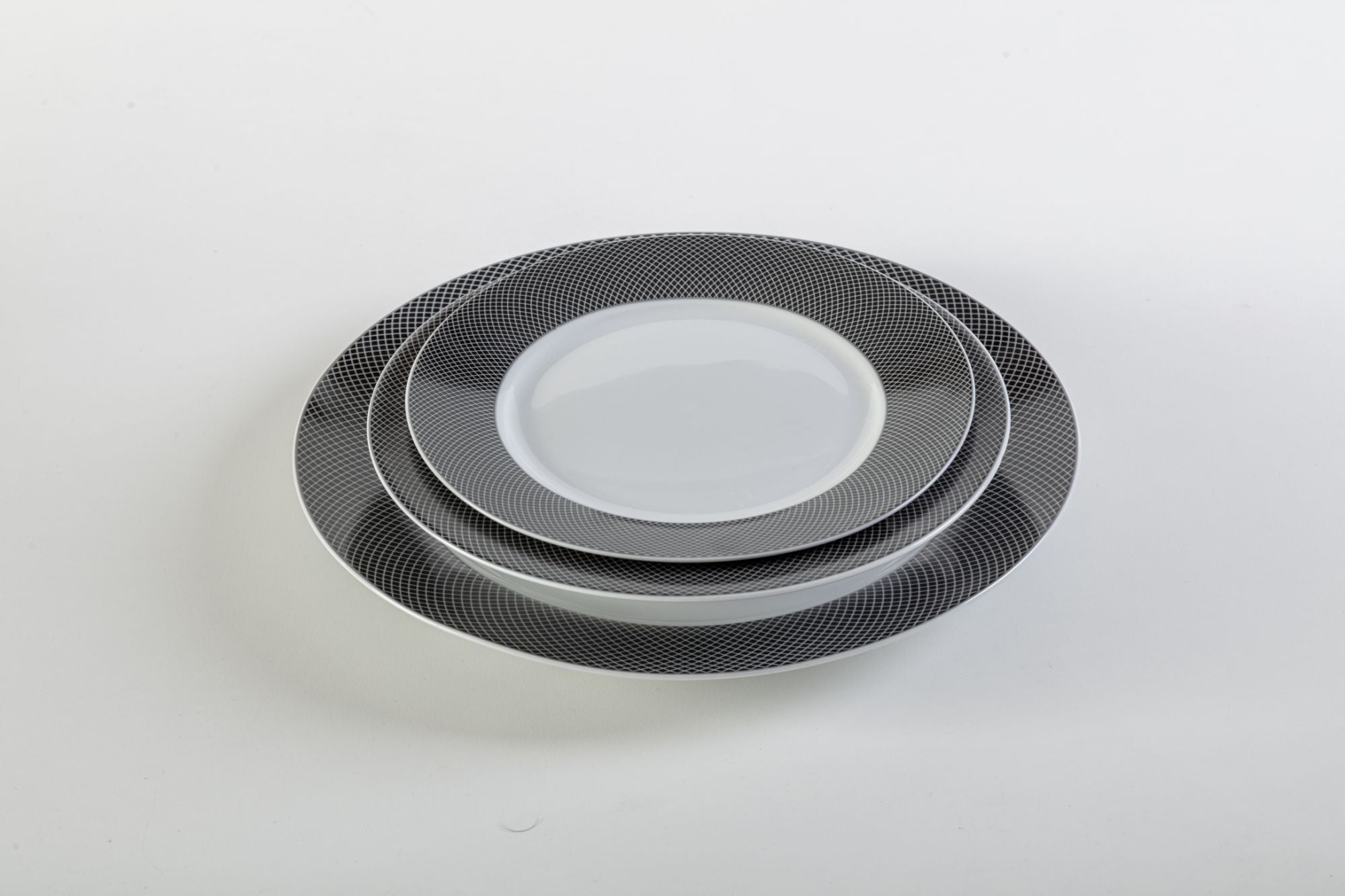 Servizio Piatti da Tavola 12 Pezzi in Porcellana Bianca Bordo Nero