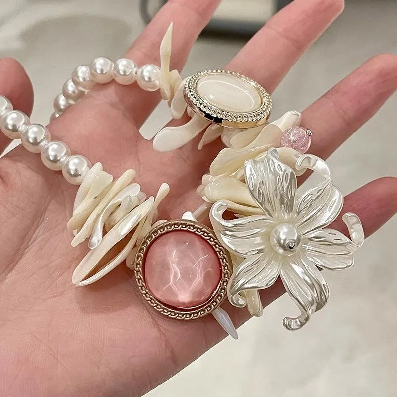 Collana di perle a forma di fiore in conchiglia, realizzata a mano: design naturale e irregolare