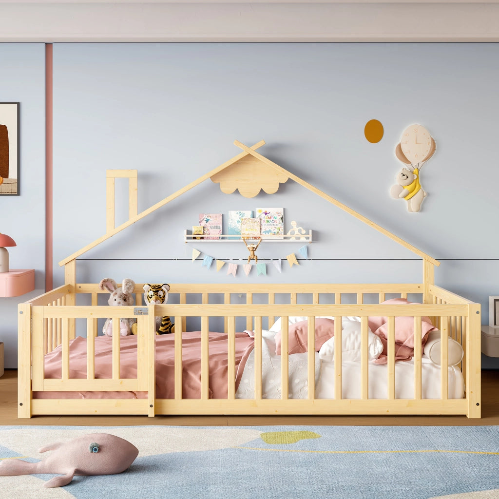 Letto per bambini 90x190 cm a forma di casa, in pino e MDF, colore naturale, con ringhiera di sicurezza