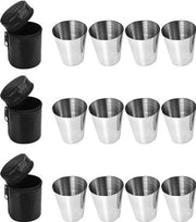 un set contiene quattro bicchieri riutilizzabili, stivocabili in acciaio inossidabile di piccola dimensione - bicchieri da 30 ml, adatti per bere wodka o tequila.